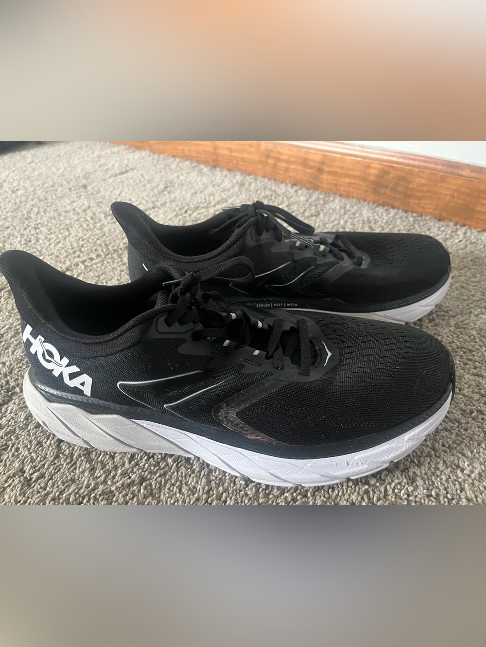 Hoka One One Arahi 5 - 11B Black and White Men's Athletic Running Shoes